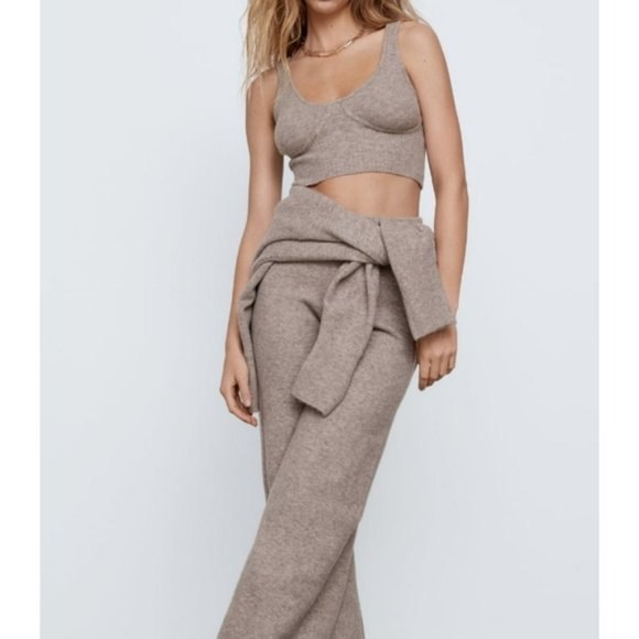 Zara Cropped Wool Blend Sweater Cami
Crop top v- notched neckline - Picture 1 of 7